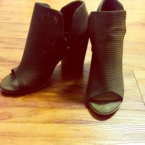 Peep-toe Bootie (Olive)